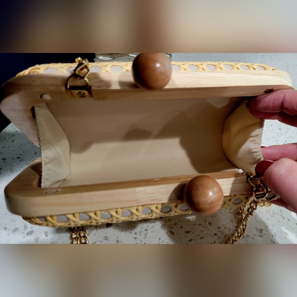 Tommy Bahama Tan Woven Clutch Purse w/Gold Chain Strap - Picture 3 of 3